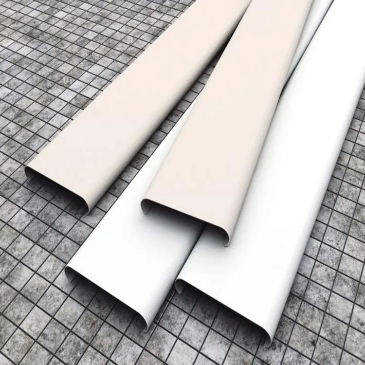 L'état actuel du plafond en aluminium et en bande métallique