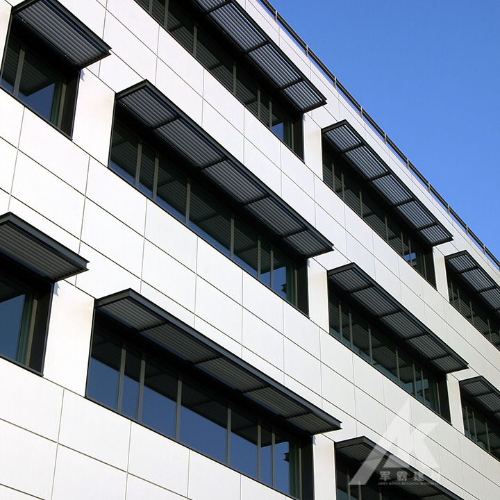 Qu'est-ce qu'un mur-rideau en placage d'aluminium ?