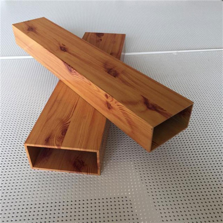 Le tube carré en aluminium rectangulaire du grain de bois inaugure-t-il les tendances de conception innovantes?