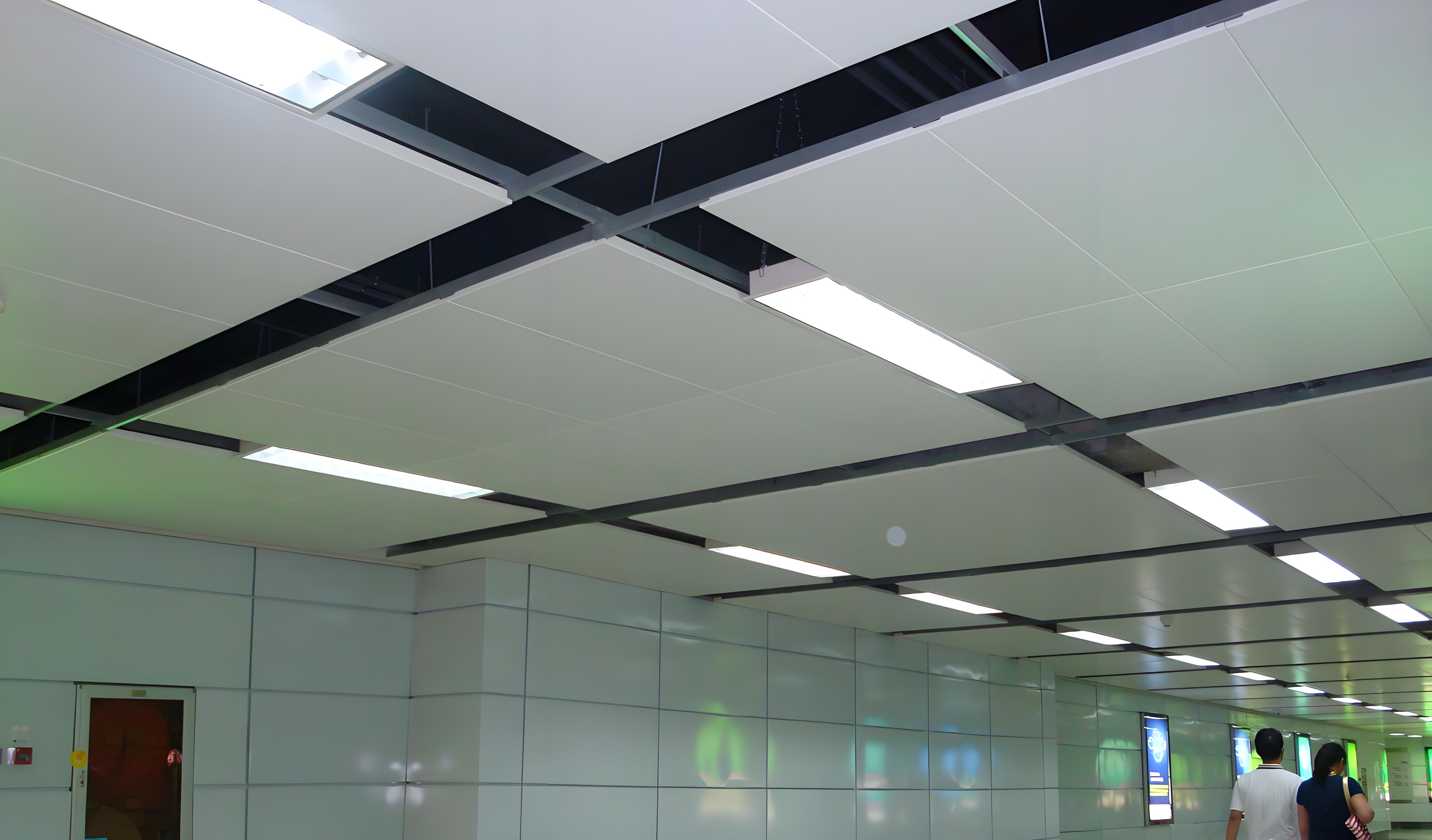 Comment est le plafond du placage en aluminium? Quels sont les avantages?