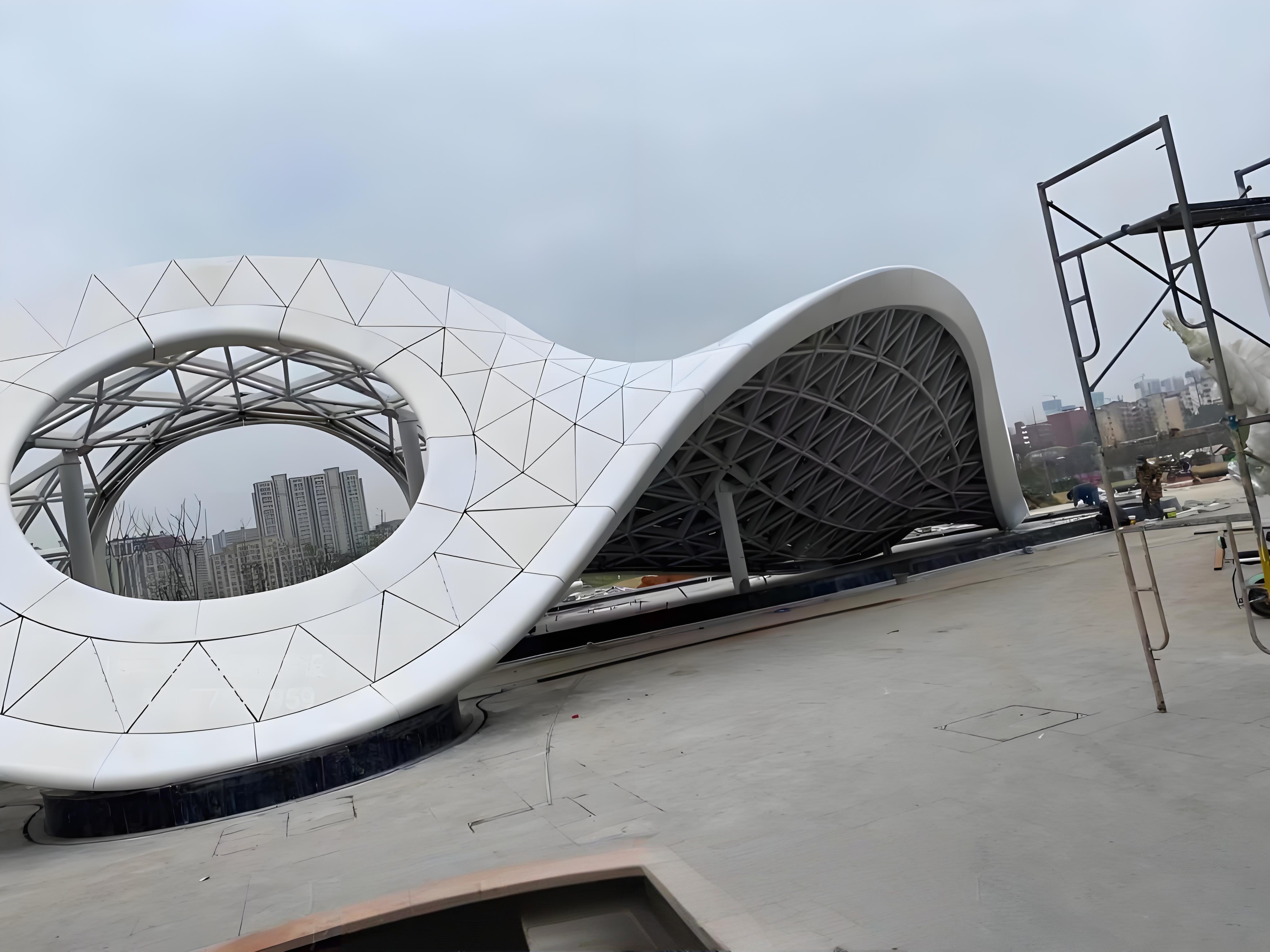 Concept d'une technologie de formation sur place pour les panneaux en aluminium incurvé