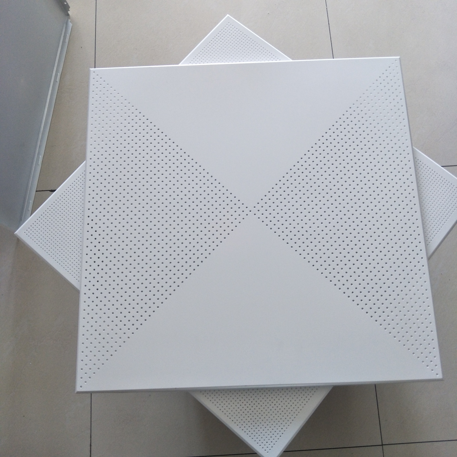 Panneau de bouton en aluminium vs panneau composite en aluminium